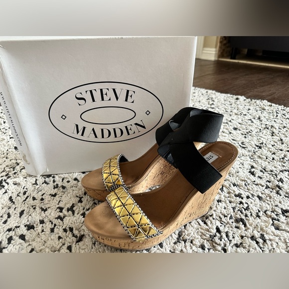 Steve Madden ROPERR-G black/ gold wedges with ankle straps - Picture 2 of 5